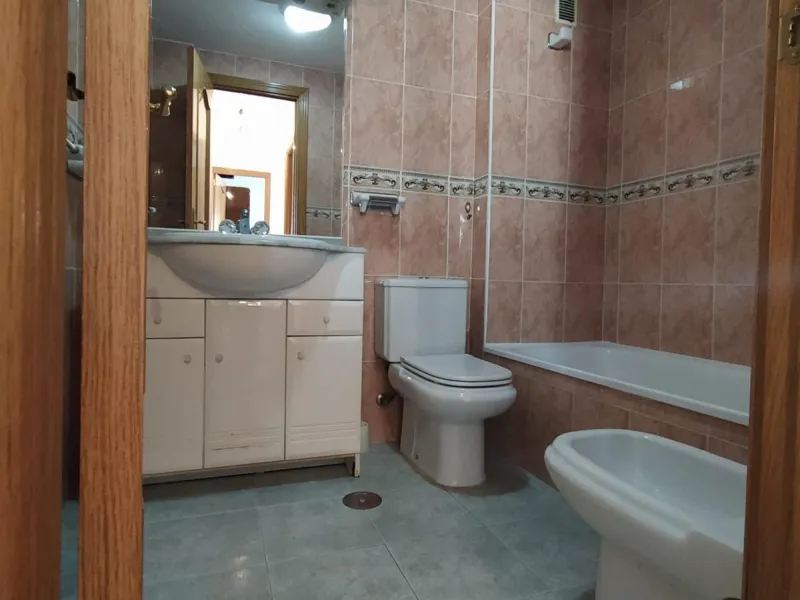 We present this spacious 3-bedroom apartment in Málaga, located in one of the city's most convenient and central areas — ideal for either living or investing.