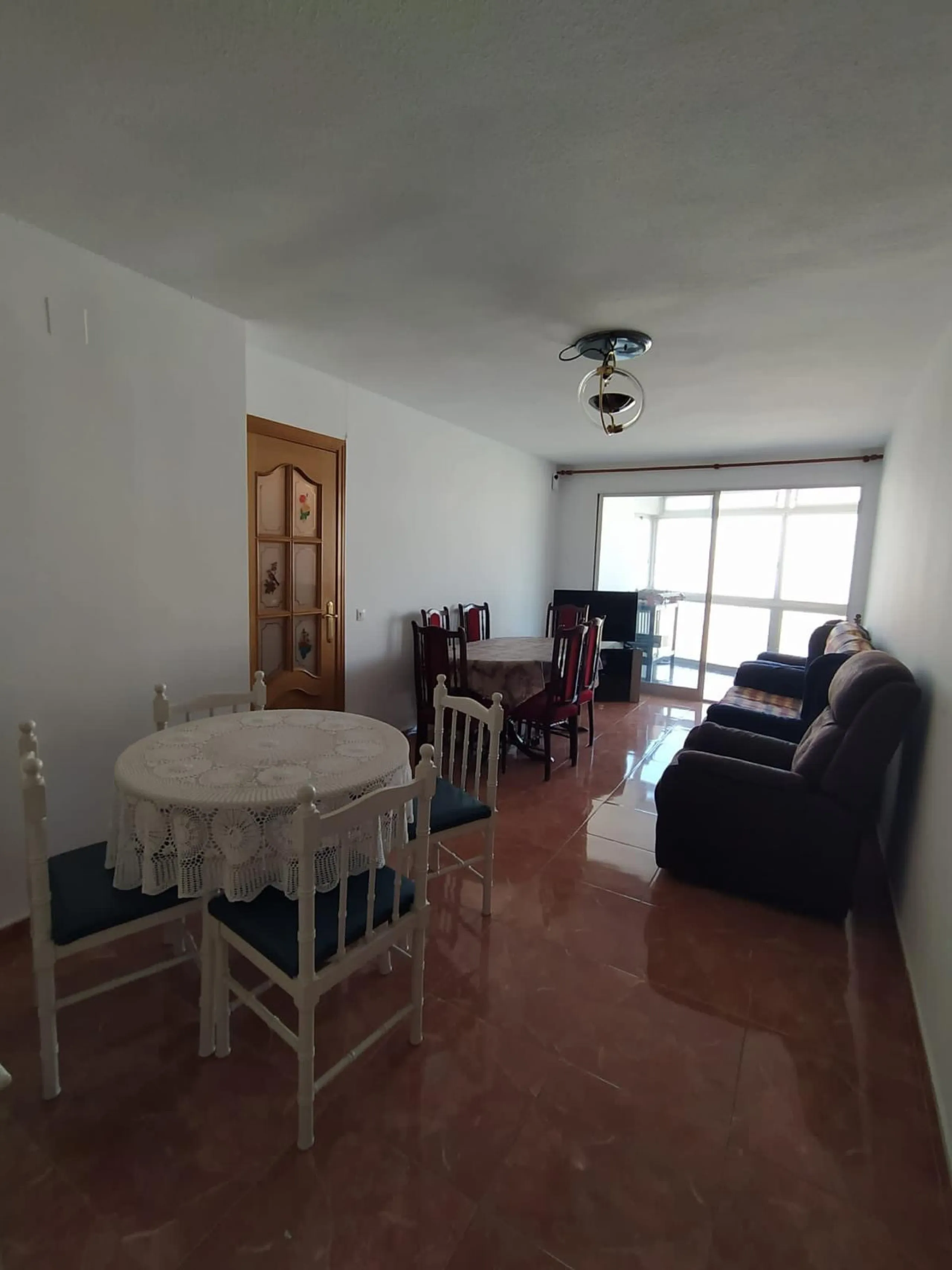 We present this spacious 3-bedroom apartment in Málaga, located in one of the city's most convenient and central areas — ideal for either living or investing.