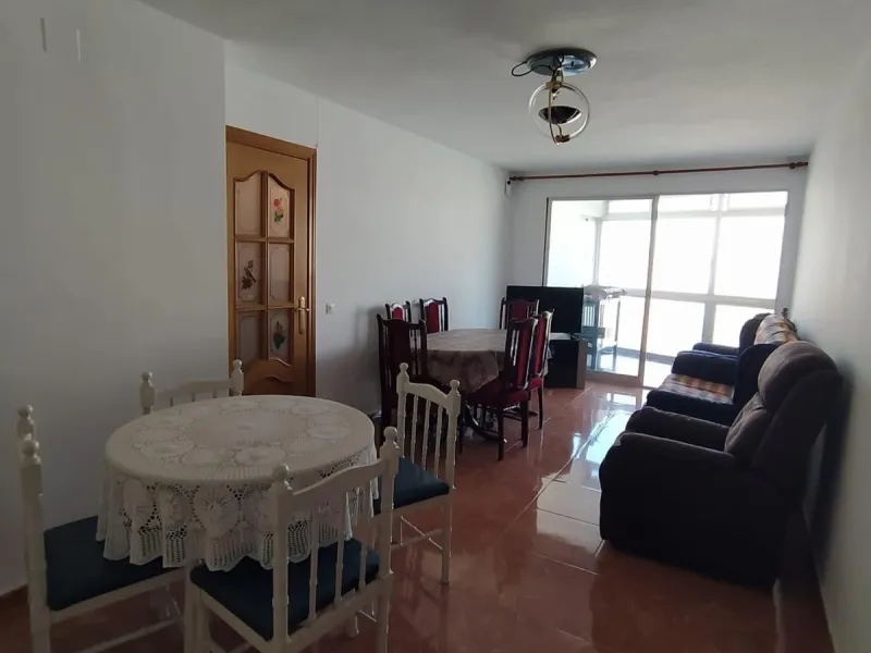 We present this spacious 3-bedroom apartment in Málaga, located in one of the city's most convenient and central areas — ideal for either living or investing.