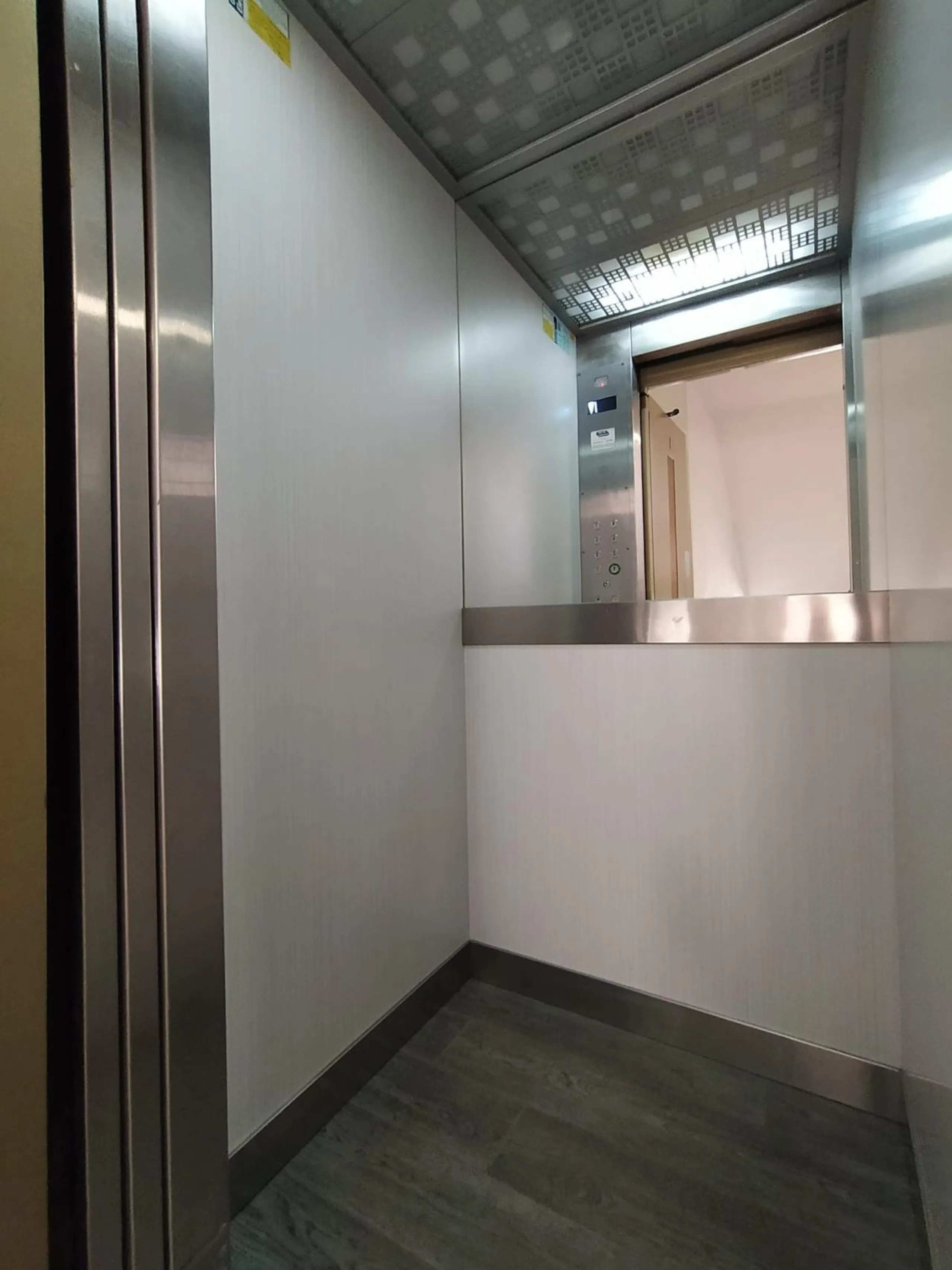We present this spacious 3-bedroom apartment in Málaga, located in one of the city's most convenient and central areas — ideal for either living or investing.