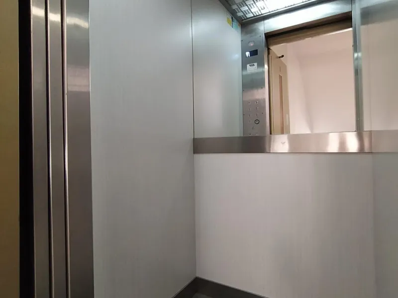 We present this spacious 3-bedroom apartment in Málaga, located in one of the city's most convenient and central areas — ideal for either living or investing.