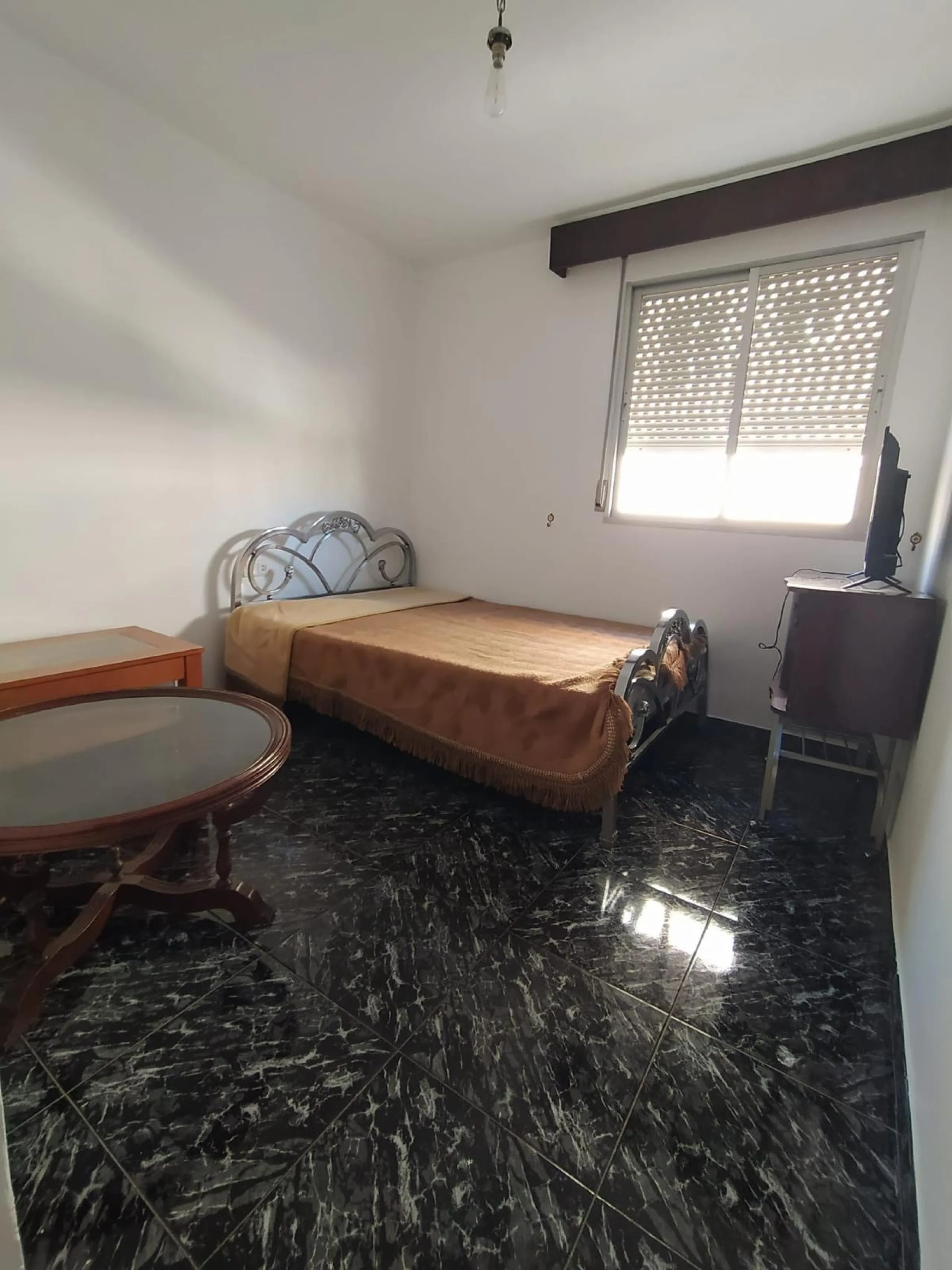 We present this spacious 3-bedroom apartment in Málaga, located in one of the city's most convenient and central areas — ideal for either living or investing.