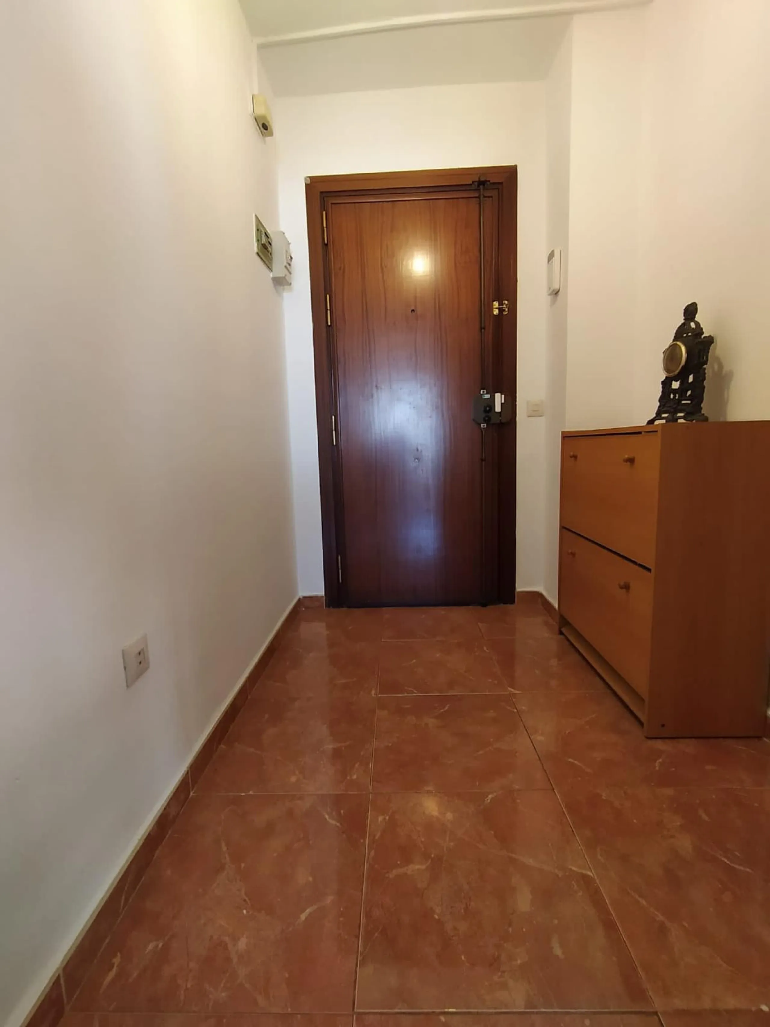 We present this spacious 3-bedroom apartment in Málaga, located in one of the city's most convenient and central areas — ideal for either living or investing.