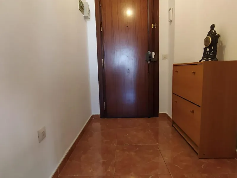 We present this spacious 3-bedroom apartment in Málaga, located in one of the city's most convenient and central areas — ideal for either living or investing.