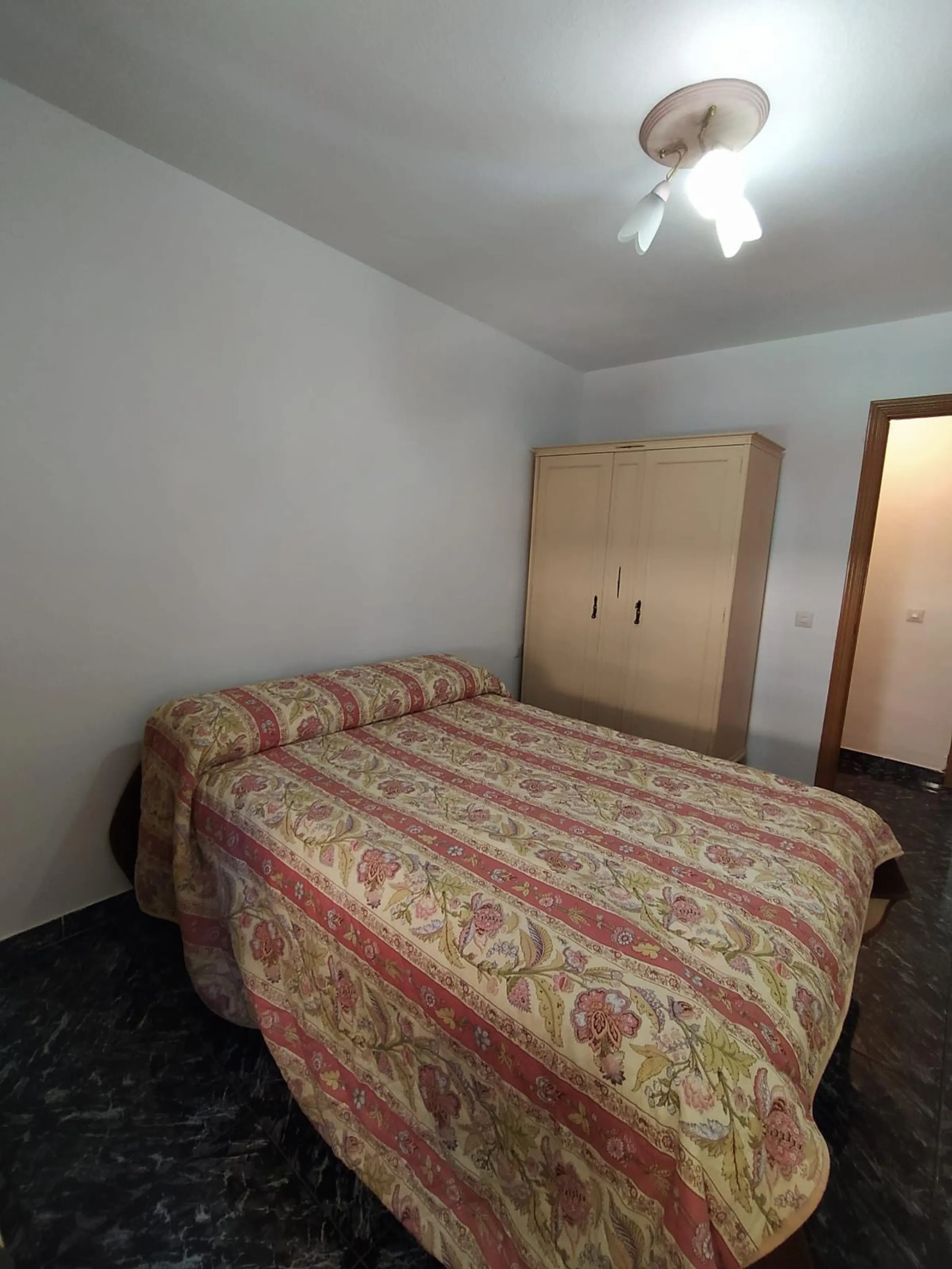 We present this spacious 3-bedroom apartment in Málaga, located in one of the city's most convenient and central areas — ideal for either living or investing.