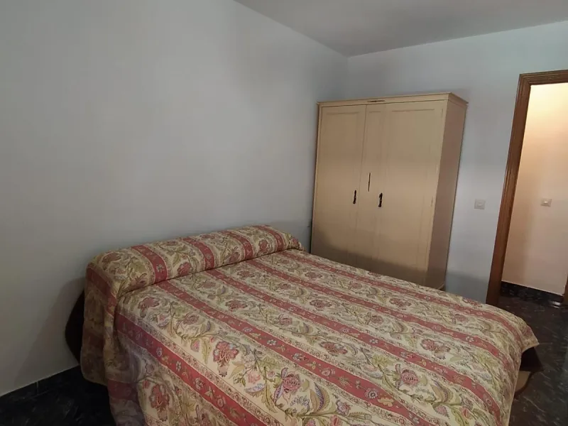 We present this spacious 3-bedroom apartment in Málaga, located in one of the city's most convenient and central areas — ideal for either living or investing.