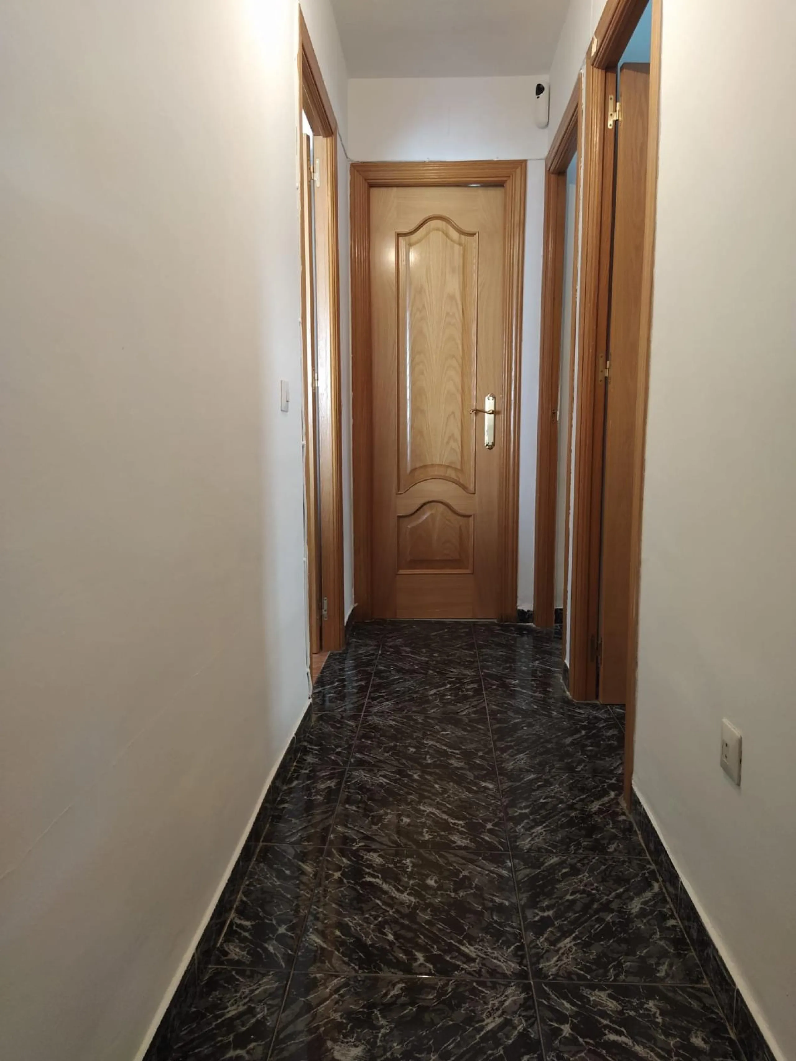 We present this spacious 3-bedroom apartment in Málaga, located in one of the city's most convenient and central areas — ideal for either living or investing.