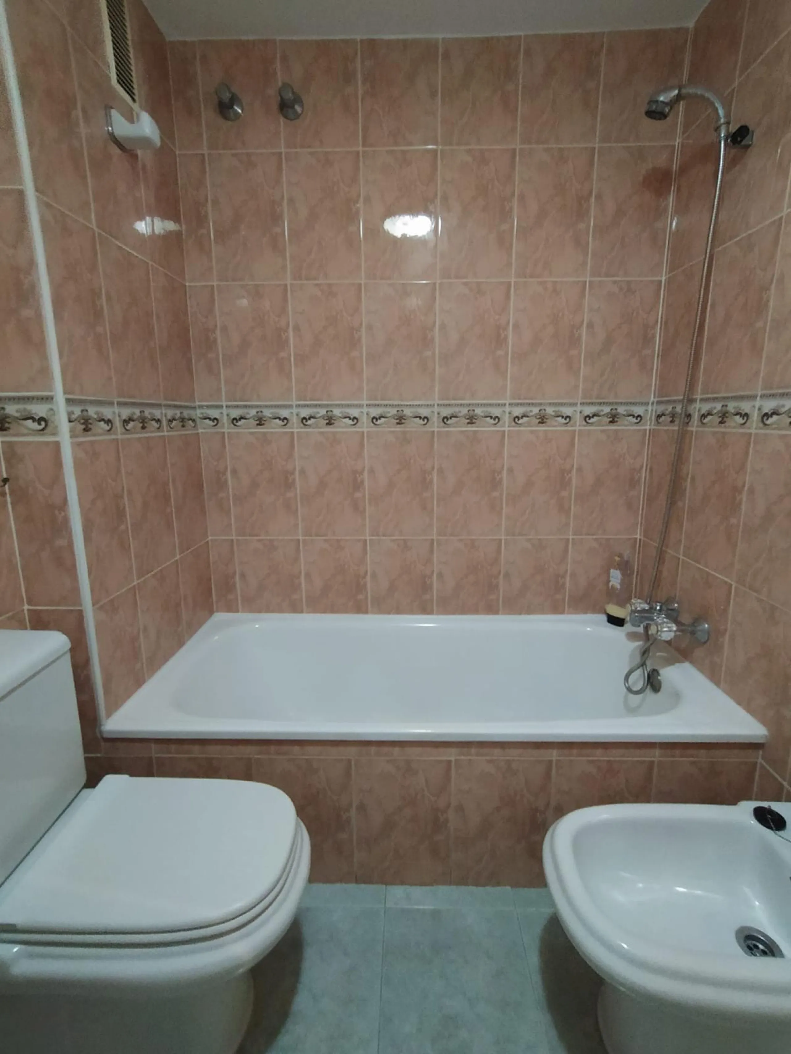 We present this spacious 3-bedroom apartment in Málaga, located in one of the city's most convenient and central areas — ideal for either living or investing.