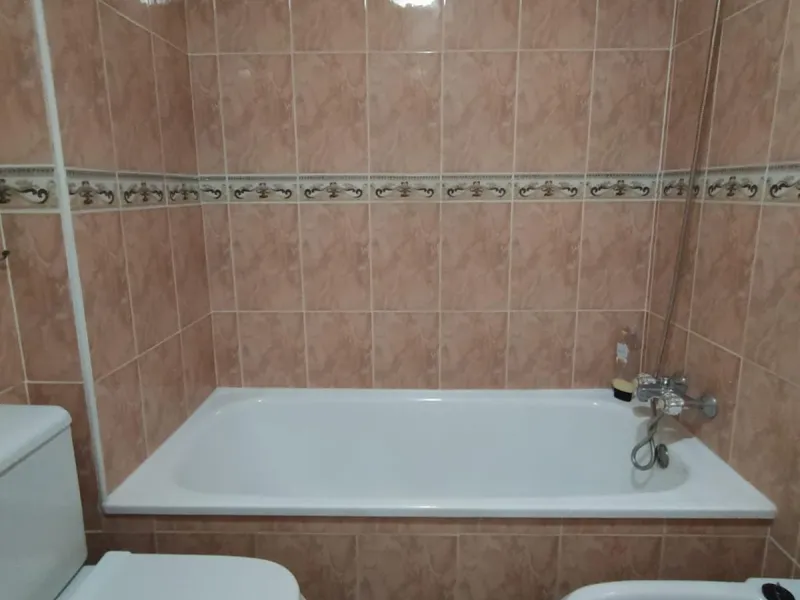 We present this spacious 3-bedroom apartment in Málaga, located in one of the city's most convenient and central areas — ideal for either living or investing.