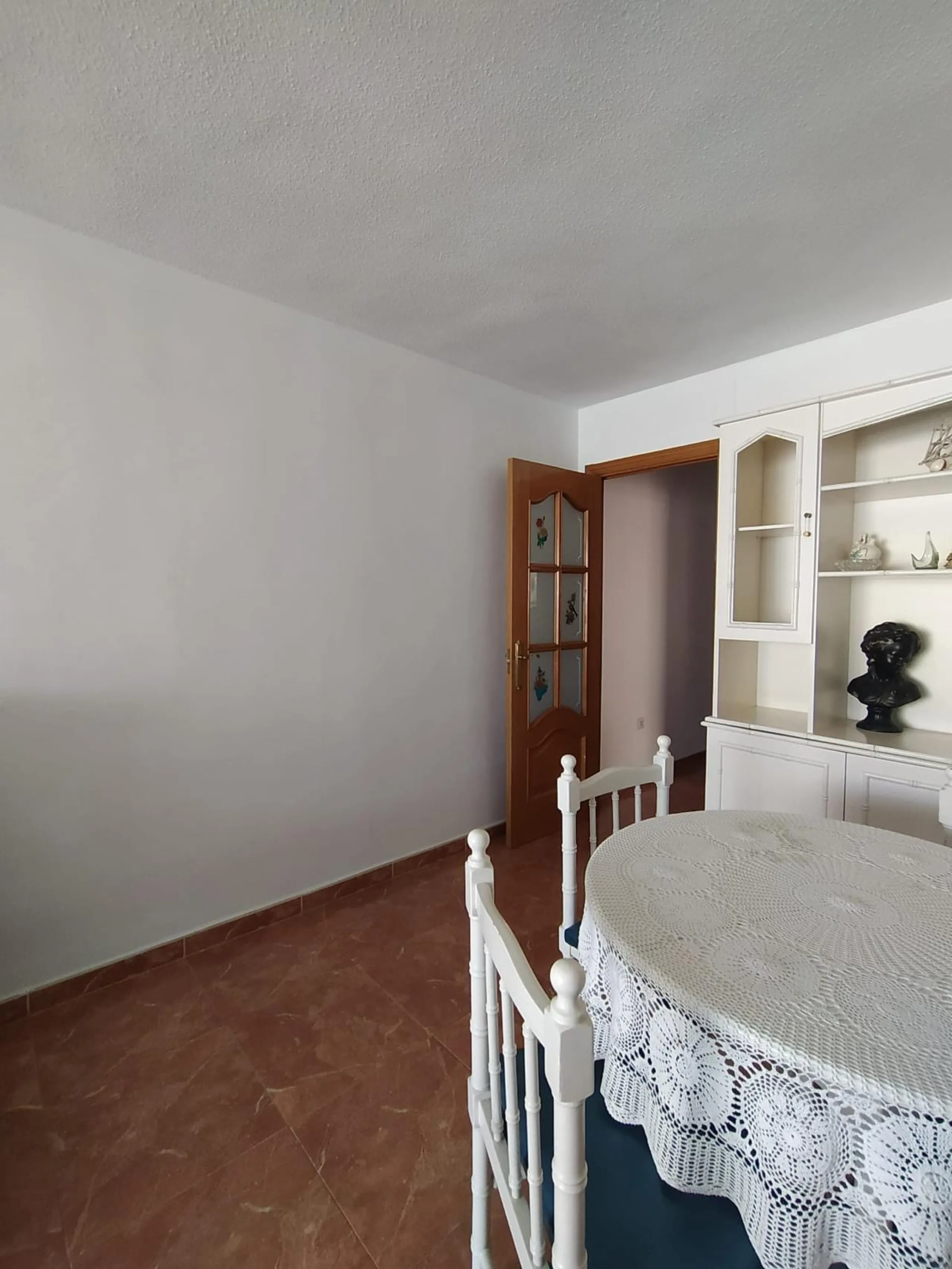 We present this spacious 3-bedroom apartment in Málaga, located in one of the city's most convenient and central areas — ideal for either living or investing.