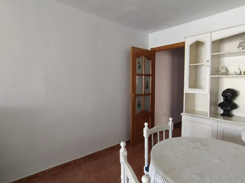 We present this spacious 3-bedroom apartment in Málaga, located in one of the city's most convenient and central areas — ideal for either living or investing.