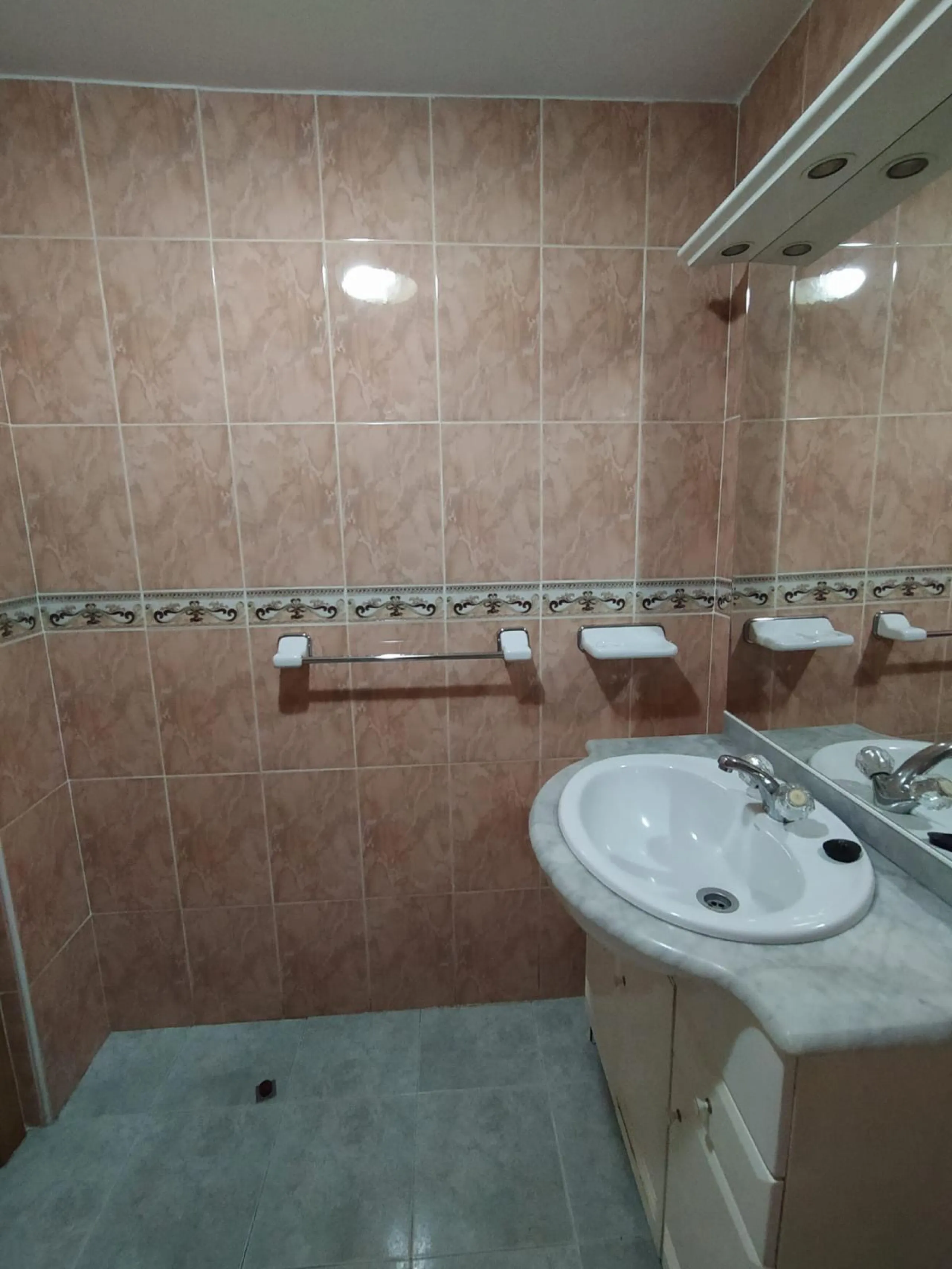 We present this spacious 3-bedroom apartment in Málaga, located in one of the city's most convenient and central areas — ideal for either living or investing.
