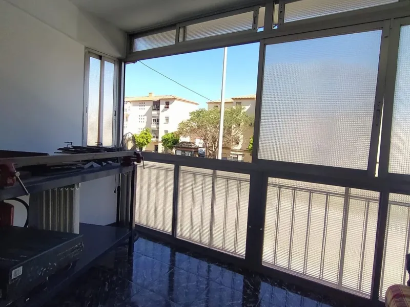 We present this spacious 3-bedroom apartment in Málaga, located in one of the city's most convenient and central areas — ideal for either living or investing.