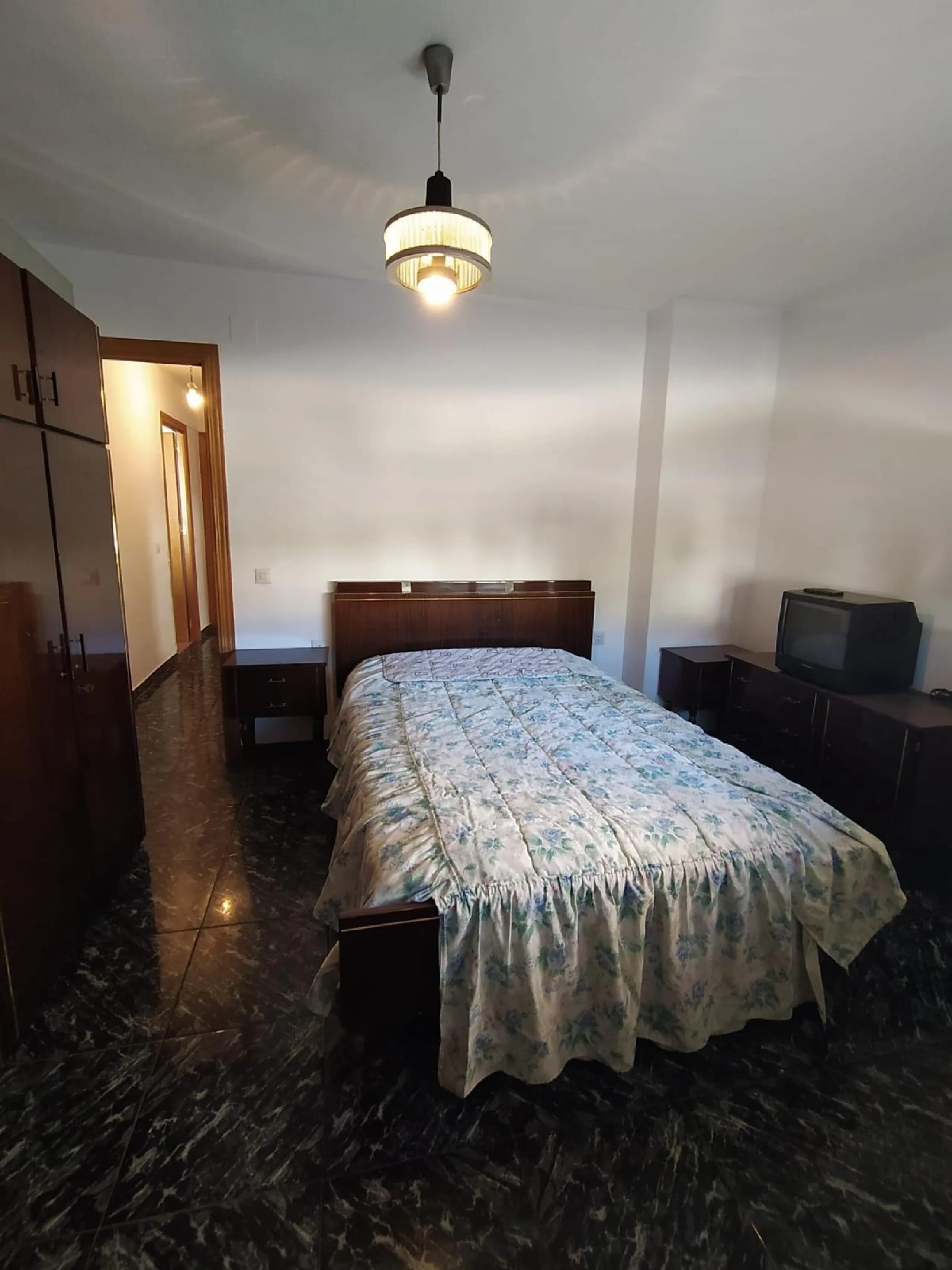 We present this spacious 3-bedroom apartment in Málaga, located in one of the city's most convenient and central areas — ideal for either living or investing.