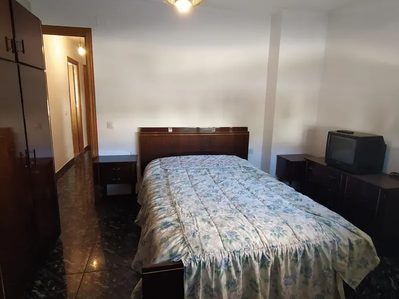 We present this spacious 3-bedroom apartment in Málaga, located in one of the city's most convenient and central areas — ideal for either living or investing.