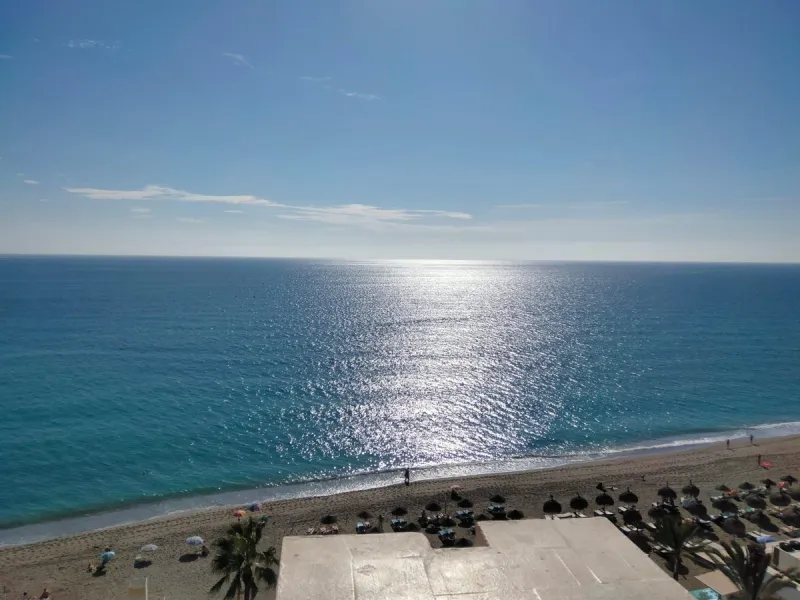Penthouse in the Paseo Marítimo of Fuengirola, 92 m2 built and 100 m2 terrace. In front of the sea, spectacular views, very close to all services, 200m from the centre of Fuengirola, Church, Plaza Los Chinorros, etc. Requires some renovation.