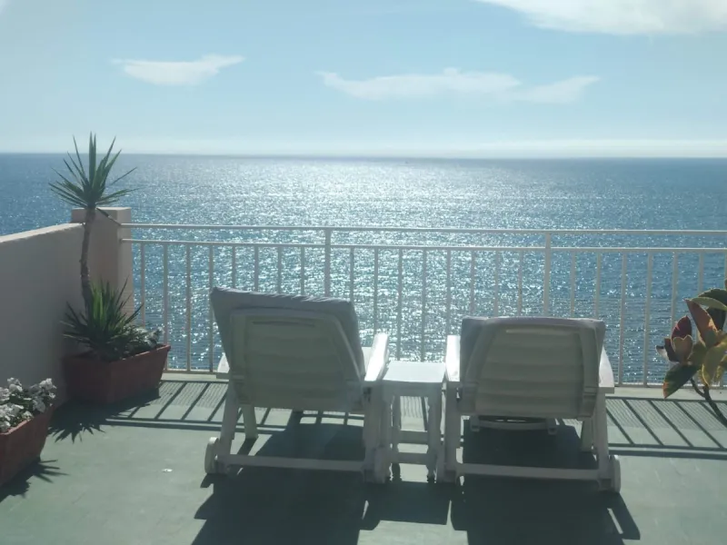 Penthouse in the Paseo Marítimo of Fuengirola, 92 m2 built and 100 m2 terrace. In front of the sea, spectacular views, very close to all services, 200m from the centre of Fuengirola, Church, Plaza Los Chinorros, etc. Requires some renovation.