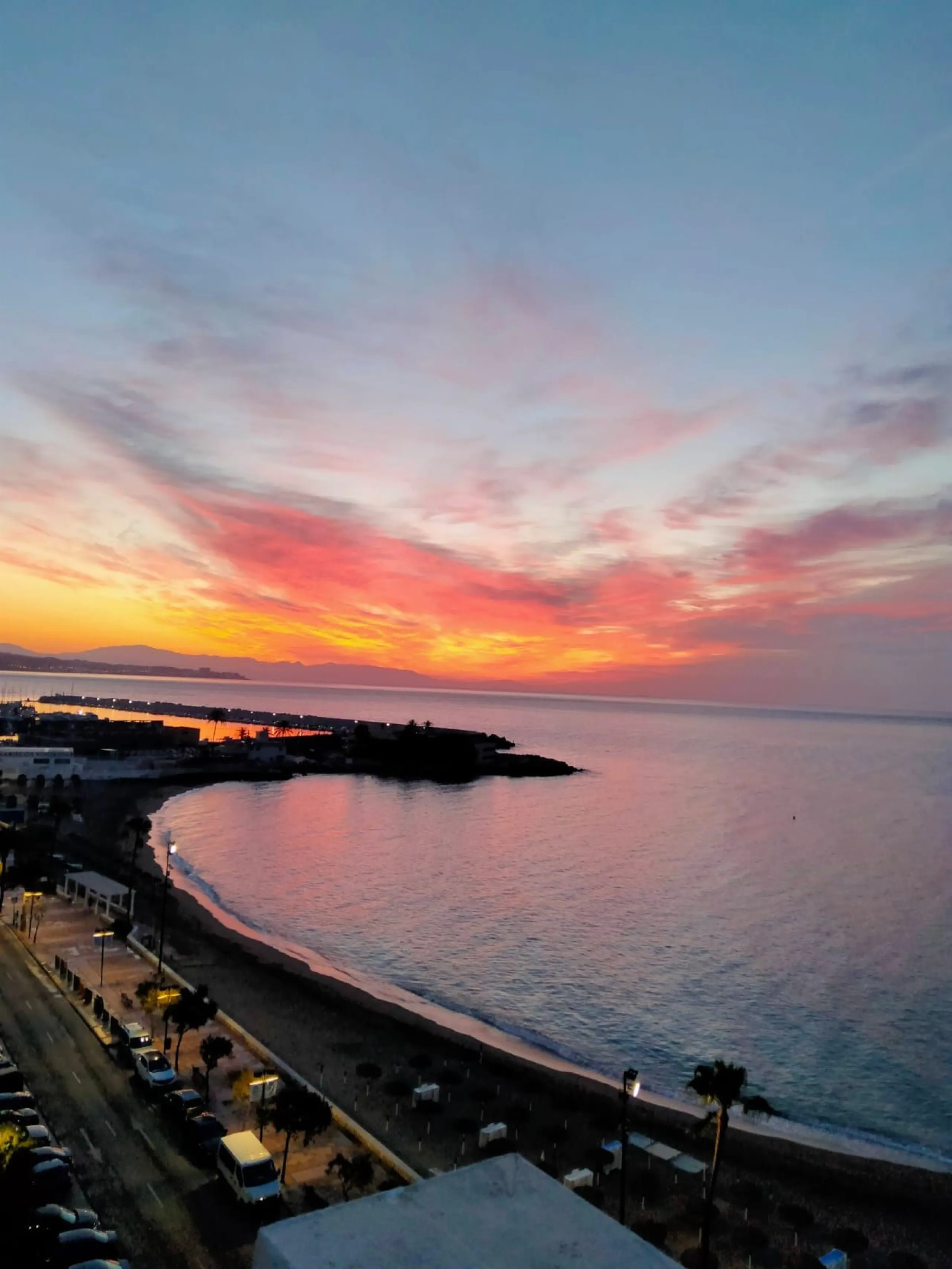 Penthouse in the Paseo Marítimo of Fuengirola, 92 m2 built and 100 m2 terrace. In front of the sea, spectacular views, very close to all services, 200m from the centre of Fuengirola, Church, Plaza Los Chinorros, etc. Requires some renovation.