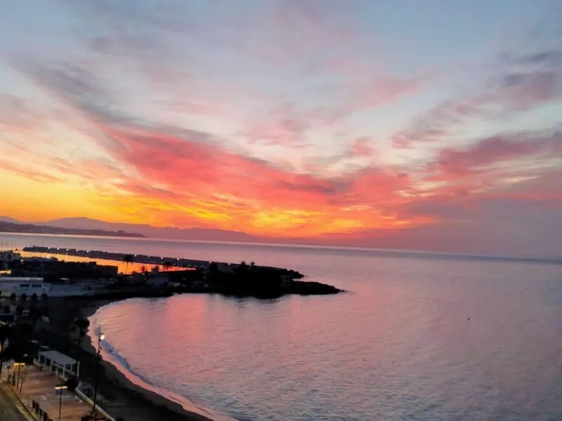 Penthouse in the Paseo Marítimo of Fuengirola, 92 m2 built and 100 m2 terrace. In front of the sea, spectacular views, very close to all services, 200m from the centre of Fuengirola, Church, Plaza Los Chinorros, etc. Requires some renovation.