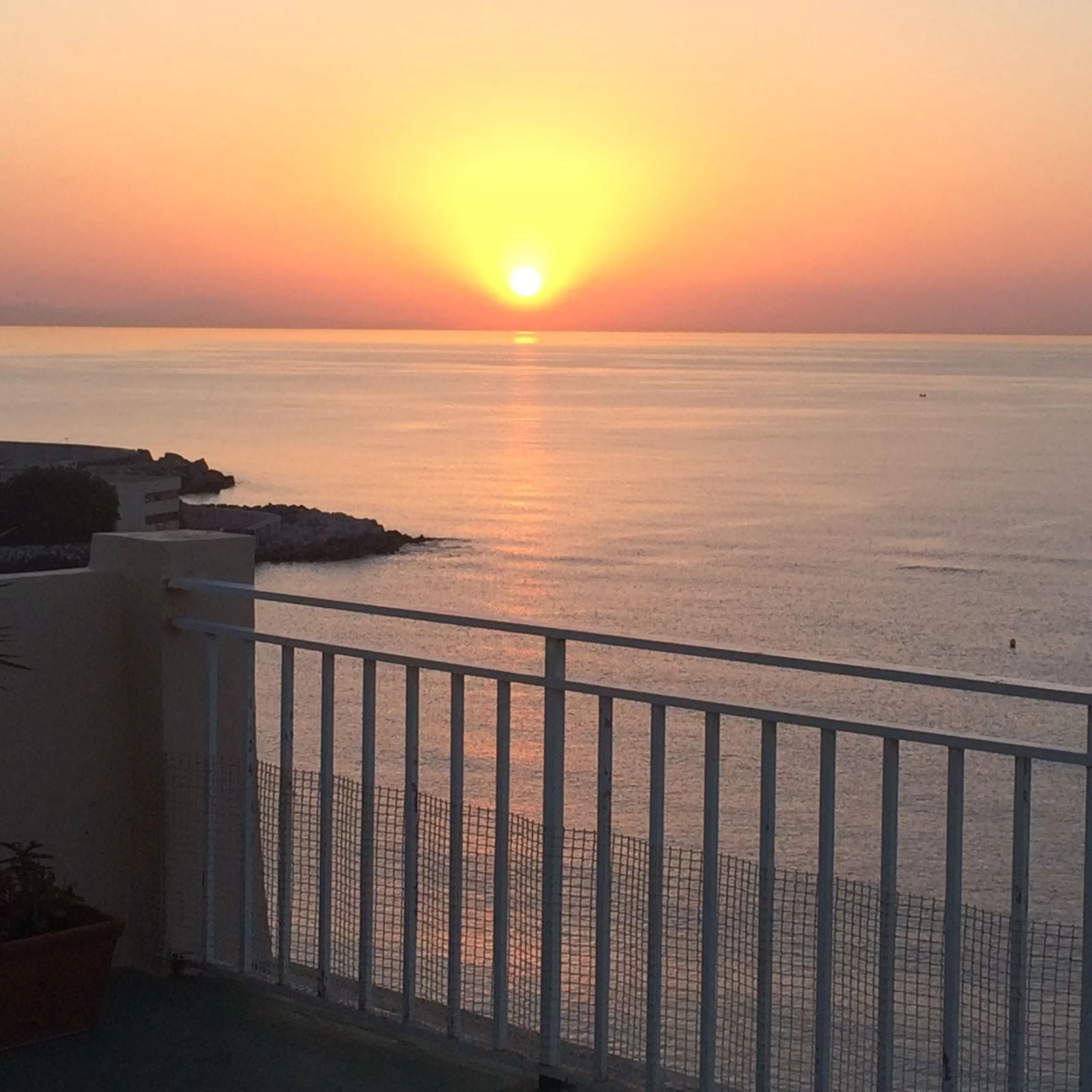 Penthouse in the Paseo Marítimo of Fuengirola, 92 m2 built and 100 m2 terrace. In front of the sea, spectacular views, very close to all services, 200m from the centre of Fuengirola, Church, Plaza Los Chinorros, etc. Requires some renovation.
