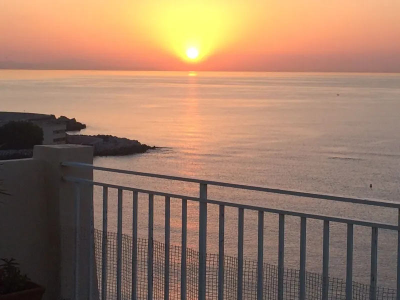 Penthouse in the Paseo Marítimo of Fuengirola, 92 m2 built and 100 m2 terrace. In front of the sea, spectacular views, very close to all services, 200m from the centre of Fuengirola, Church, Plaza Los Chinorros, etc. Requires some renovation.
