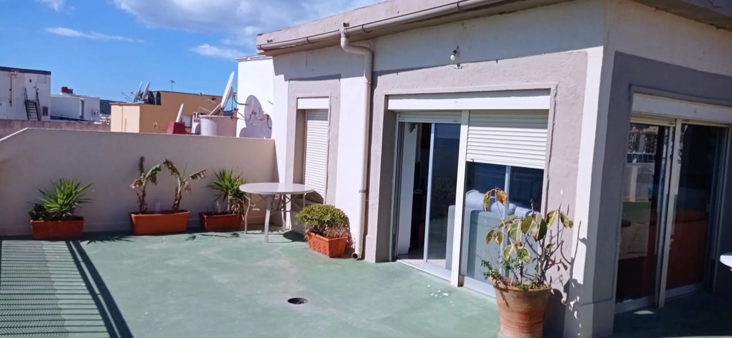 Penthouse in the Paseo Marítimo of Fuengirola, 92 m2 built and 100 m2 terrace. In front of the sea, spectacular views, very close to all services, 200m from the centre of Fuengirola, Church, Plaza Los Chinorros, etc. Requires some renovation.