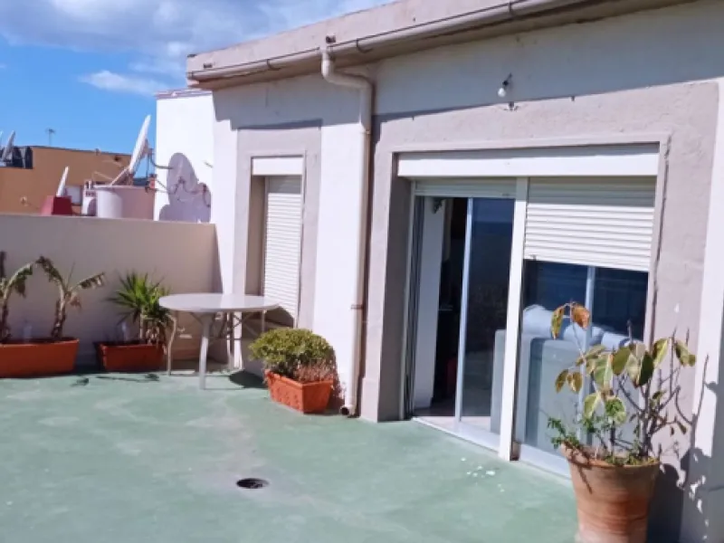Penthouse in the Paseo Marítimo of Fuengirola, 92 m2 built and 100 m2 terrace. In front of the sea, spectacular views, very close to all services, 200m from the centre of Fuengirola, Church, Plaza Los Chinorros, etc. Requires some renovation.