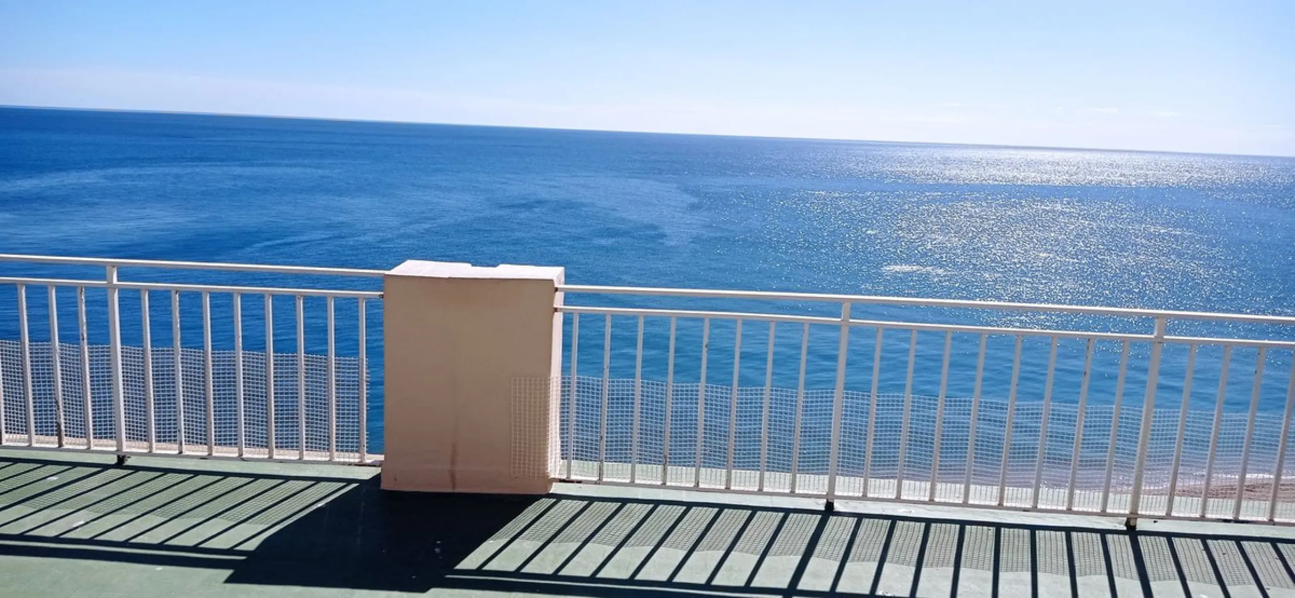 Penthouse in the Paseo Marítimo of Fuengirola, 92 m2 built and 100 m2 terrace. In front of the sea, spectacular views, very close to all services, 200m from the centre of Fuengirola, Church, Plaza Los Chinorros, etc. Requires some renovation.