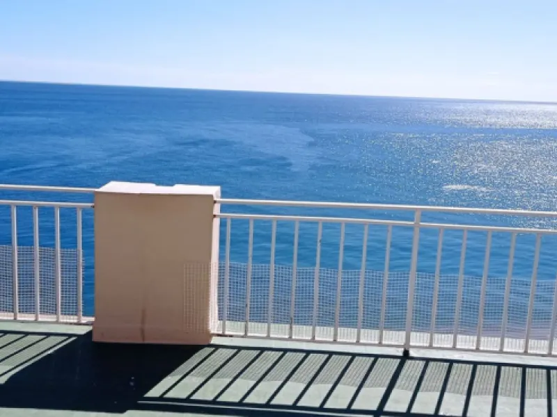 Penthouse in the Paseo Marítimo of Fuengirola, 92 m2 built and 100 m2 terrace. In front of the sea, spectacular views, very close to all services, 200m from the centre of Fuengirola, Church, Plaza Los Chinorros, etc. Requires some renovation.