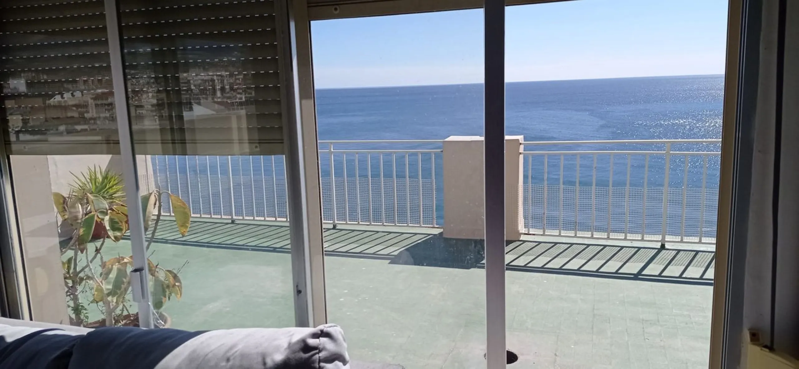 Penthouse in the Paseo Marítimo of Fuengirola, 92 m2 built and 100 m2 terrace. In front of the sea, spectacular views, very close to all services, 200m from the centre of Fuengirola, Church, Plaza Los Chinorros, etc. Requires some renovation.