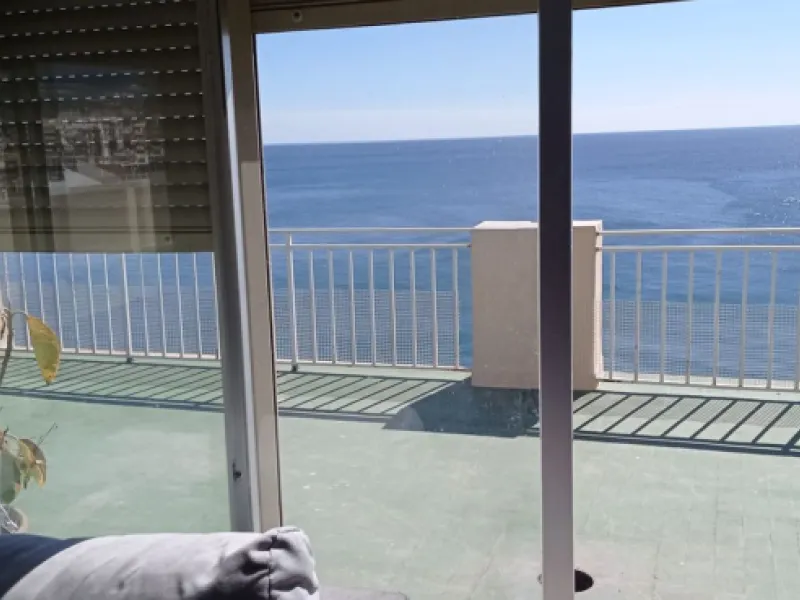 Penthouse in the Paseo Marítimo of Fuengirola, 92 m2 built and 100 m2 terrace. In front of the sea, spectacular views, very close to all services, 200m from the centre of Fuengirola, Church, Plaza Los Chinorros, etc. Requires some renovation.