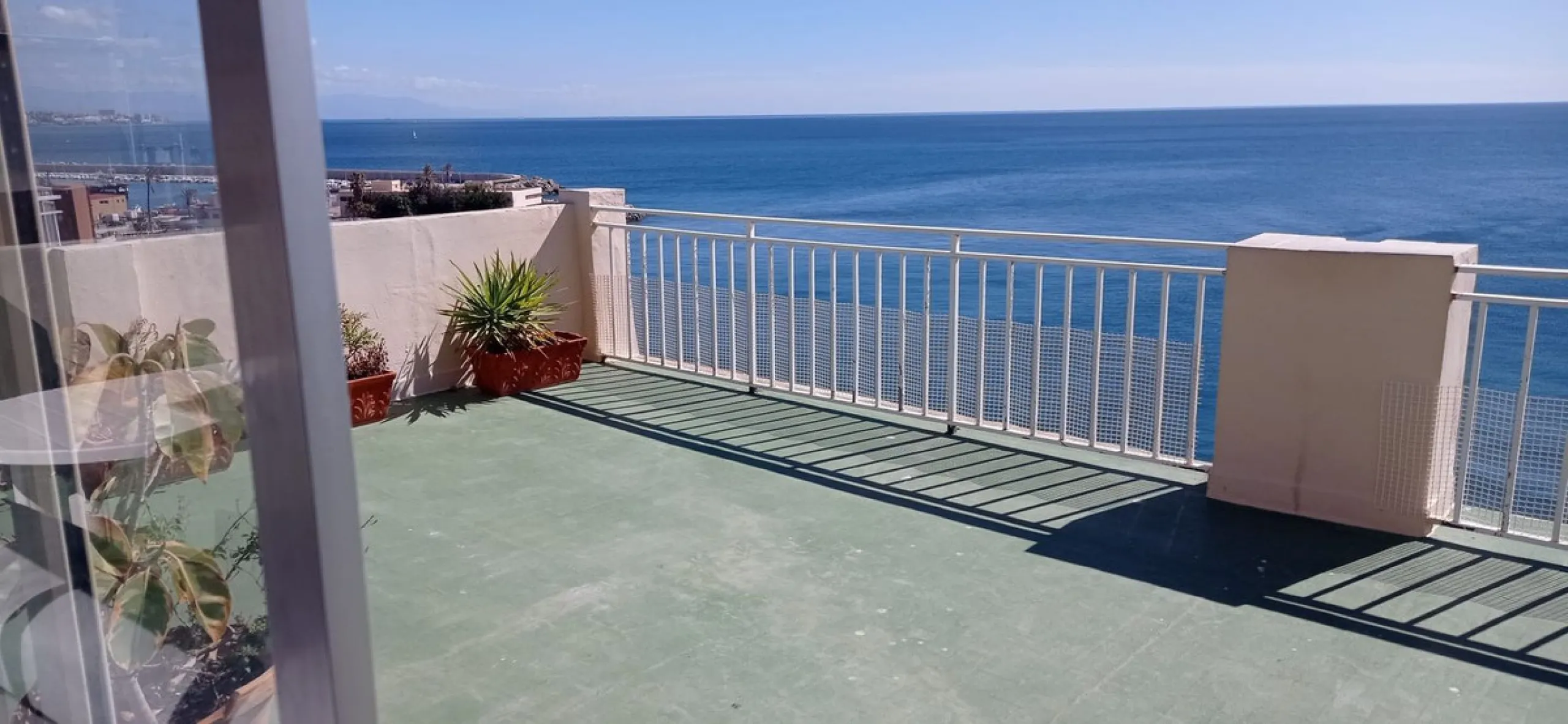 Penthouse in the Paseo Marítimo of Fuengirola, 92 m2 built and 100 m2 terrace. In front of the sea, spectacular views, very close to all services, 200m from the centre of Fuengirola, Church, Plaza Los Chinorros, etc. Requires some renovation.