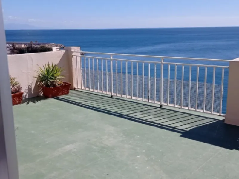 Penthouse in the Paseo Marítimo of Fuengirola, 92 m2 built and 100 m2 terrace. In front of the sea, spectacular views, very close to all services, 200m from the centre of Fuengirola, Church, Plaza Los Chinorros, etc. Requires some renovation.