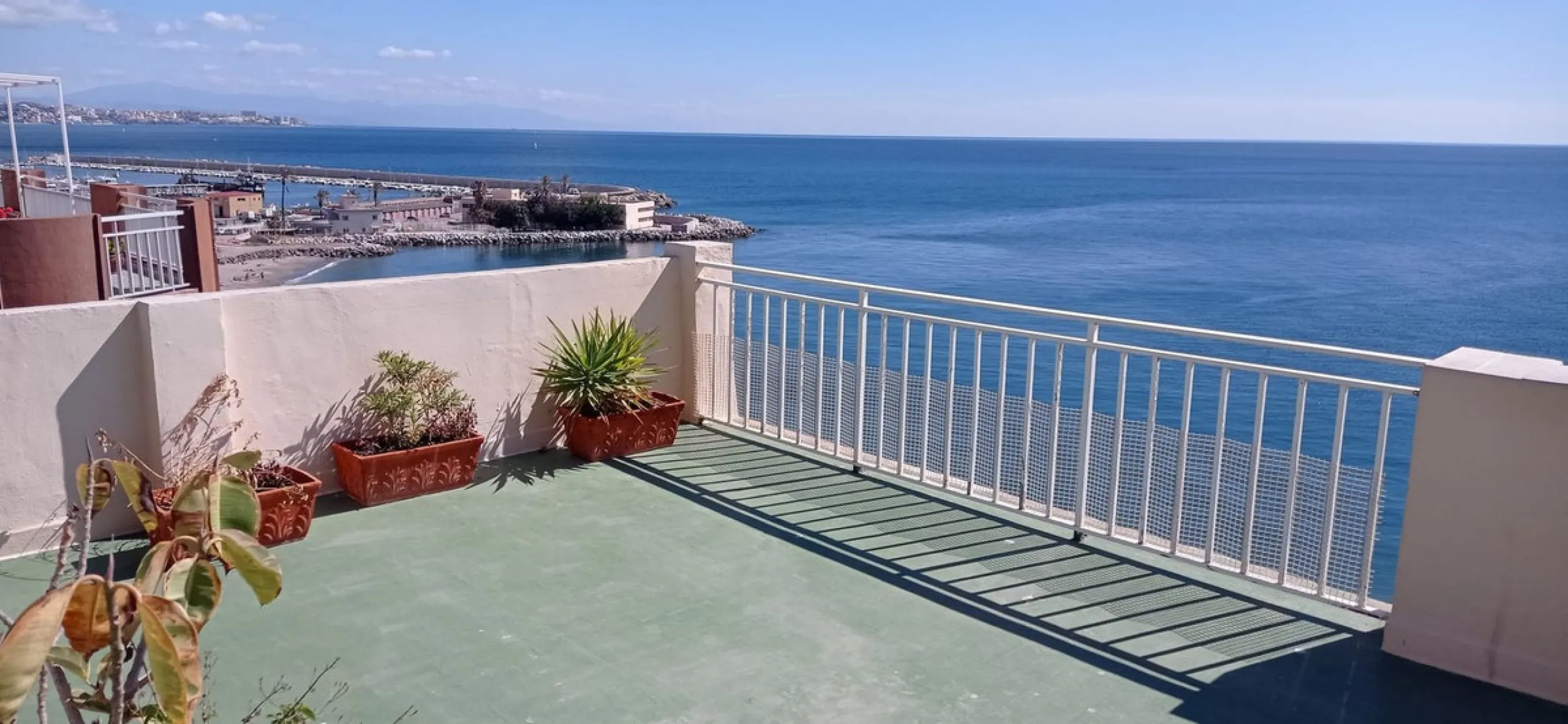 Penthouse in the Paseo Marítimo of Fuengirola, 92 m2 built and 100 m2 terrace. In front of the sea, spectacular views, very close to all services, 200m from the centre of Fuengirola, Church, Plaza Los Chinorros, etc. Requires some renovation.