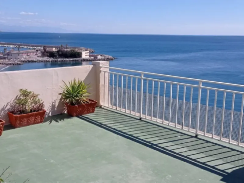 Penthouse in the Paseo Marítimo of Fuengirola, 92 m2 built and 100 m2 terrace. In front of the sea, spectacular views, very close to all services, 200m from the centre of Fuengirola, Church, Plaza Los Chinorros, etc. Requires some renovation.