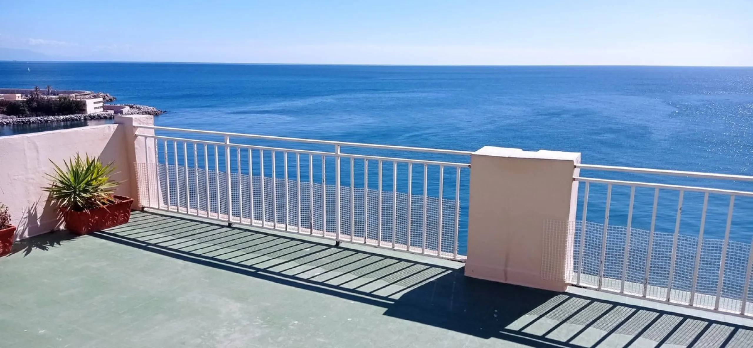 Penthouse in the Paseo Marítimo of Fuengirola, 92 m2 built and 100 m2 terrace. In front of the sea, spectacular views, very close to all services, 200m from the centre of Fuengirola, Church, Plaza Los Chinorros, etc. Requires some renovation.