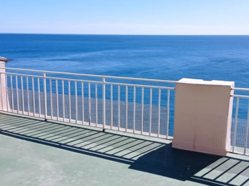 Penthouse in the Paseo Marítimo of Fuengirola, 92 m2 built and 100 m2 terrace. In front of the sea, spectacular views, very close to all services, 200m from the centre of Fuengirola, Church, Plaza Los Chinorros, etc. Requires some renovation.