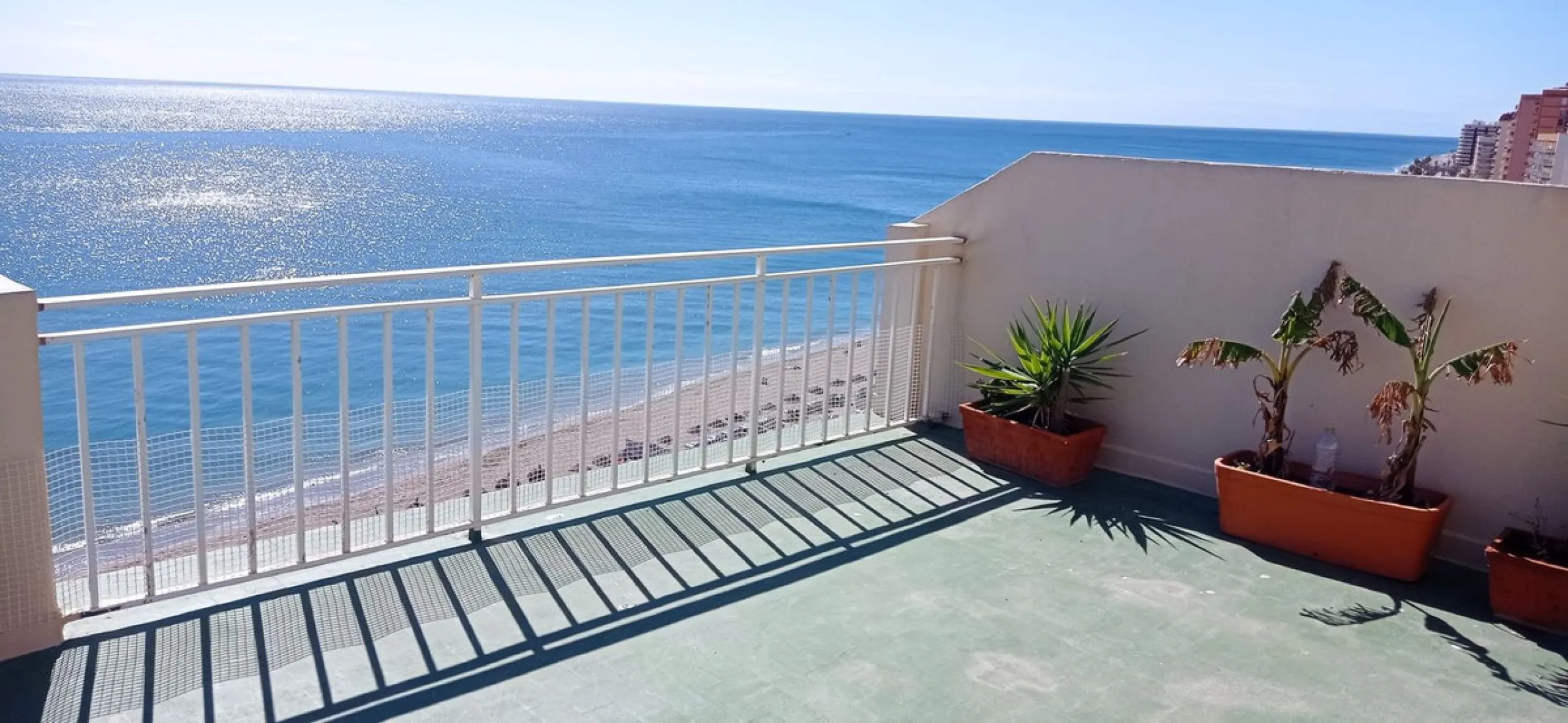 Penthouse in the Paseo Marítimo of Fuengirola, 92 m2 built and 100 m2 terrace. In front of the sea, spectacular views, very close to all services, 200m from the centre of Fuengirola, Church, Plaza Los Chinorros, etc. Requires some renovation.