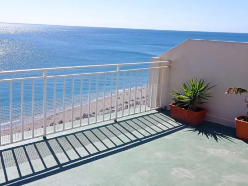 Penthouse in the Paseo Marítimo of Fuengirola, 92 m2 built and 100 m2 terrace. In front of the sea, spectacular views, very close to all services, 200m from the centre of Fuengirola, Church, Plaza Los Chinorros, etc. Requires some renovation.
