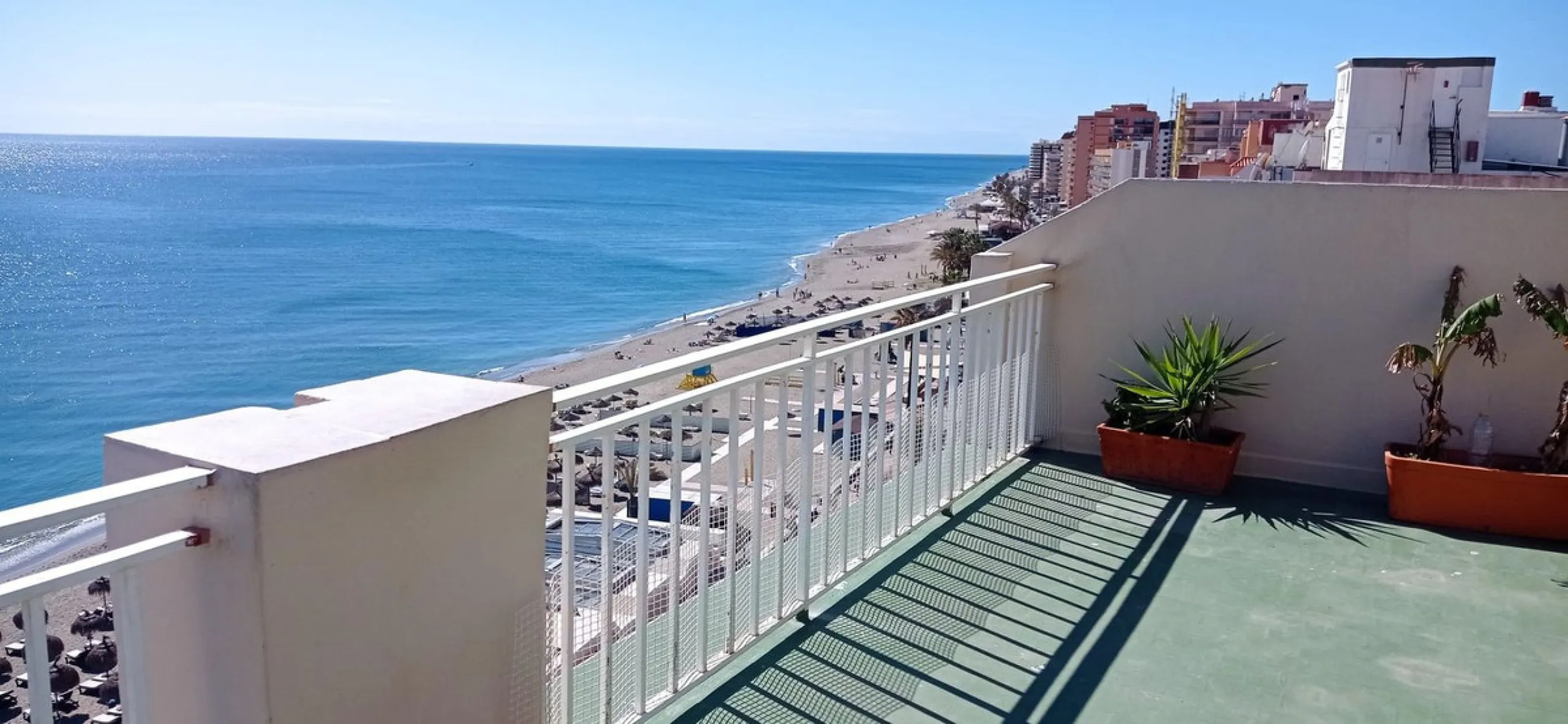 Penthouse in the Paseo Marítimo of Fuengirola, 92 m2 built and 100 m2 terrace. In front of the sea, spectacular views, very close to all services, 200m from the centre of Fuengirola, Church, Plaza Los Chinorros, etc. Requires some renovation.