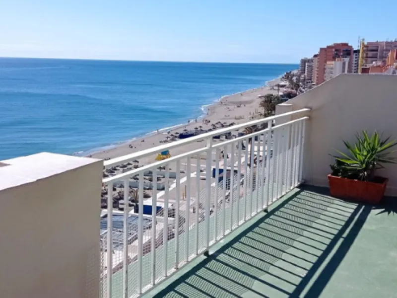 Penthouse in the Paseo Marítimo of Fuengirola, 92 m2 built and 100 m2 terrace. In front of the sea, spectacular views, very close to all services, 200m from the centre of Fuengirola, Church, Plaza Los Chinorros, etc. Requires some renovation.