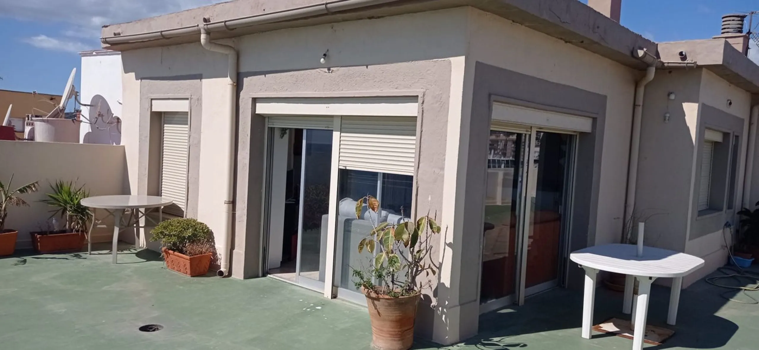 Penthouse in the Paseo Marítimo of Fuengirola, 92 m2 built and 100 m2 terrace. In front of the sea, spectacular views, very close to all services, 200m from the centre of Fuengirola, Church, Plaza Los Chinorros, etc. Requires some renovation.