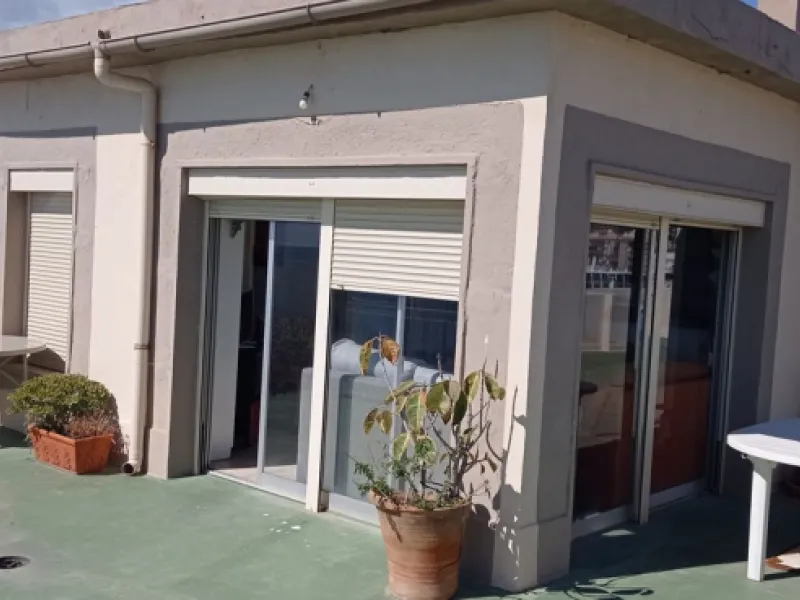 Penthouse in the Paseo Marítimo of Fuengirola, 92 m2 built and 100 m2 terrace. In front of the sea, spectacular views, very close to all services, 200m from the centre of Fuengirola, Church, Plaza Los Chinorros, etc. Requires some renovation.