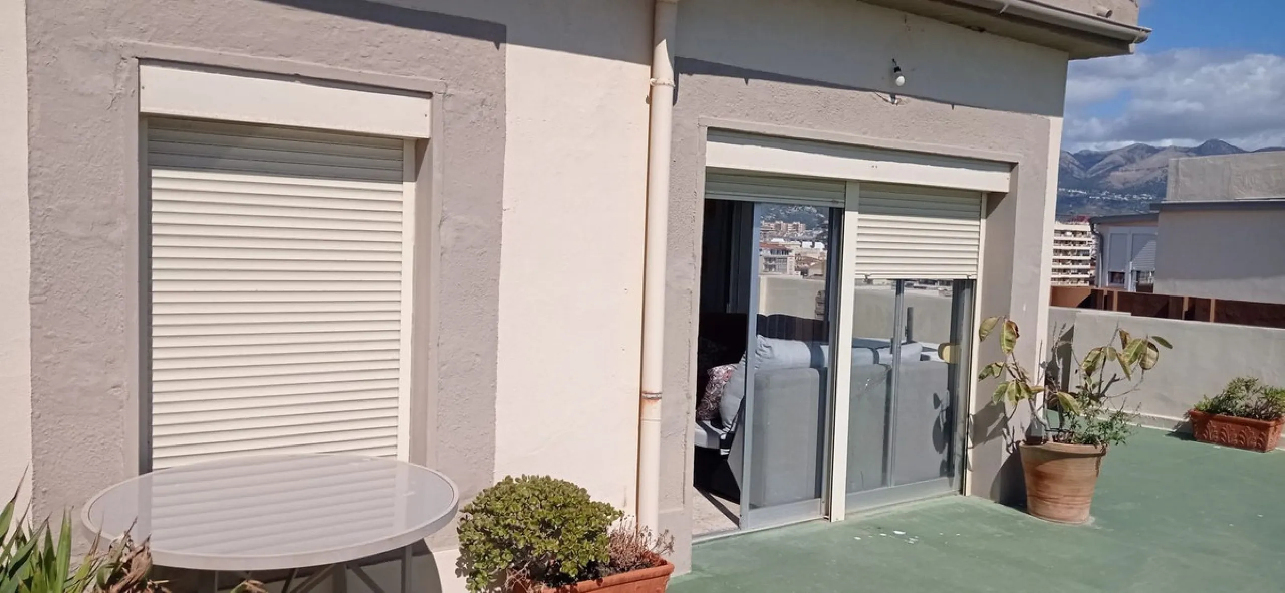 Penthouse in the Paseo Marítimo of Fuengirola, 92 m2 built and 100 m2 terrace. In front of the sea, spectacular views, very close to all services, 200m from the centre of Fuengirola, Church, Plaza Los Chinorros, etc. Requires some renovation.