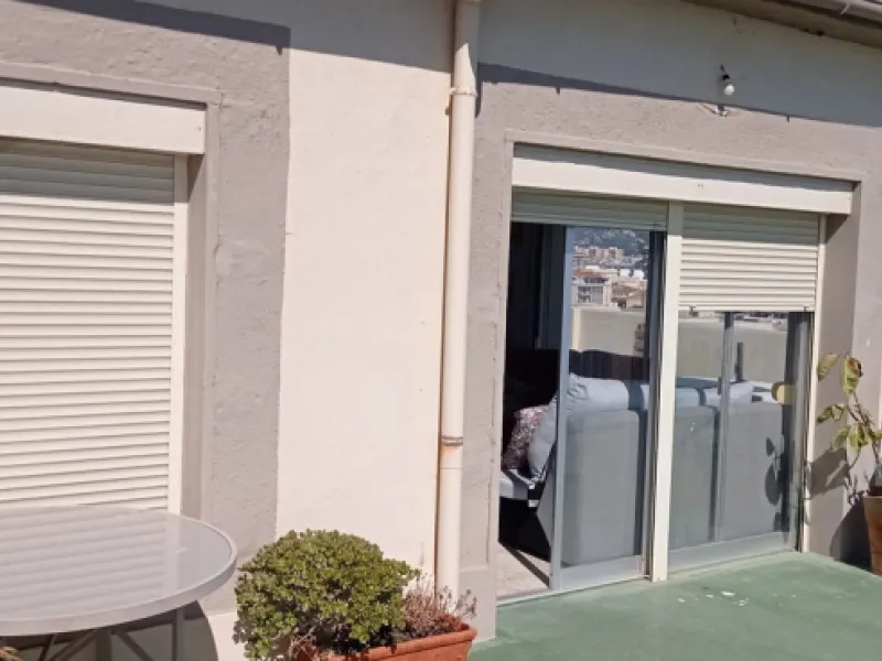 Penthouse in the Paseo Marítimo of Fuengirola, 92 m2 built and 100 m2 terrace. In front of the sea, spectacular views, very close to all services, 200m from the centre of Fuengirola, Church, Plaza Los Chinorros, etc. Requires some renovation.