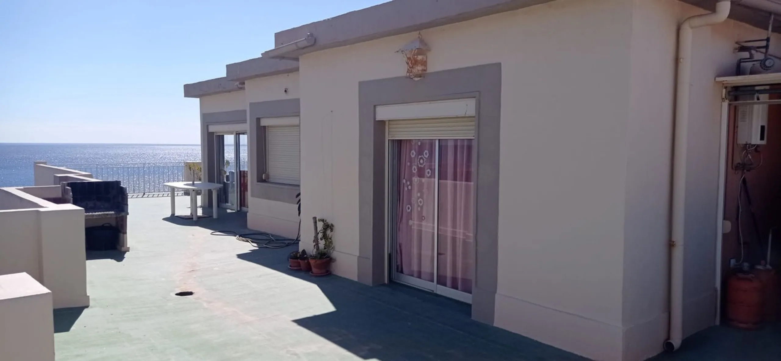 Penthouse in the Paseo Marítimo of Fuengirola, 92 m2 built and 100 m2 terrace. In front of the sea, spectacular views, very close to all services, 200m from the centre of Fuengirola, Church, Plaza Los Chinorros, etc. Requires some renovation.