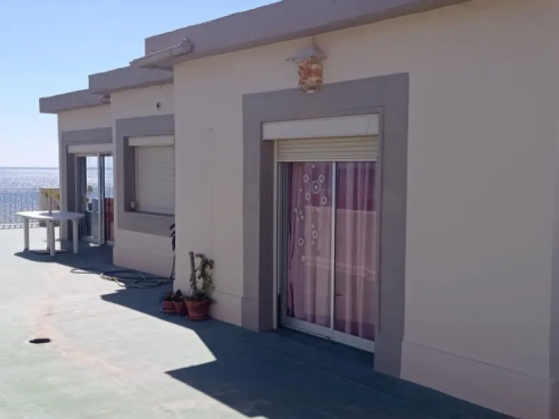 Penthouse in the Paseo Marítimo of Fuengirola, 92 m2 built and 100 m2 terrace. In front of the sea, spectacular views, very close to all services, 200m from the centre of Fuengirola, Church, Plaza Los Chinorros, etc. Requires some renovation.