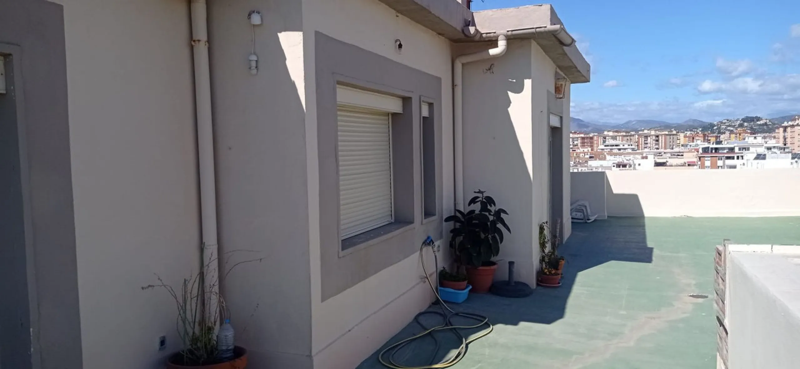 Penthouse in the Paseo Marítimo of Fuengirola, 92 m2 built and 100 m2 terrace. In front of the sea, spectacular views, very close to all services, 200m from the centre of Fuengirola, Church, Plaza Los Chinorros, etc. Requires some renovation.