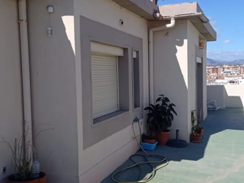 Penthouse in the Paseo Marítimo of Fuengirola, 92 m2 built and 100 m2 terrace. In front of the sea, spectacular views, very close to all services, 200m from the centre of Fuengirola, Church, Plaza Los Chinorros, etc. Requires some renovation.