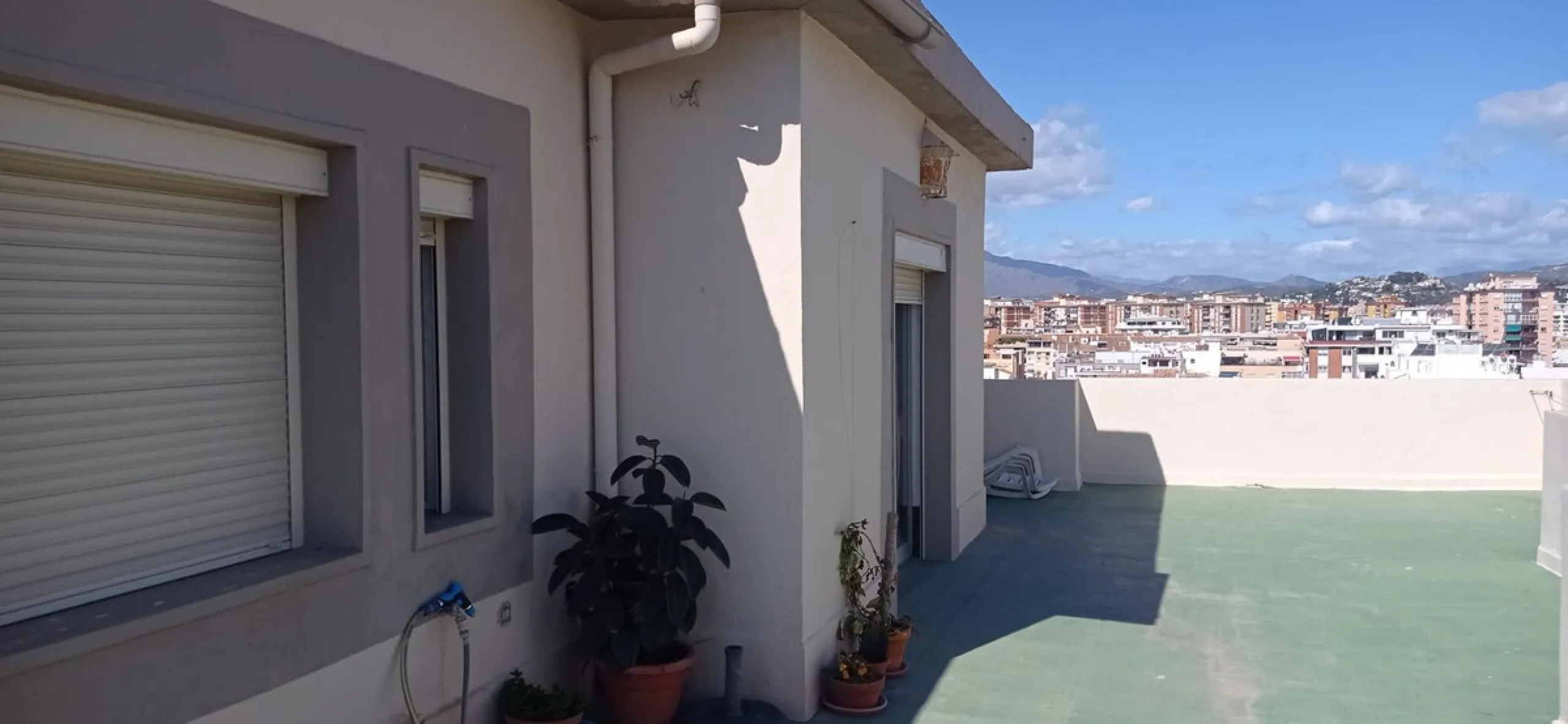 Penthouse in the Paseo Marítimo of Fuengirola, 92 m2 built and 100 m2 terrace. In front of the sea, spectacular views, very close to all services, 200m from the centre of Fuengirola, Church, Plaza Los Chinorros, etc. Requires some renovation.